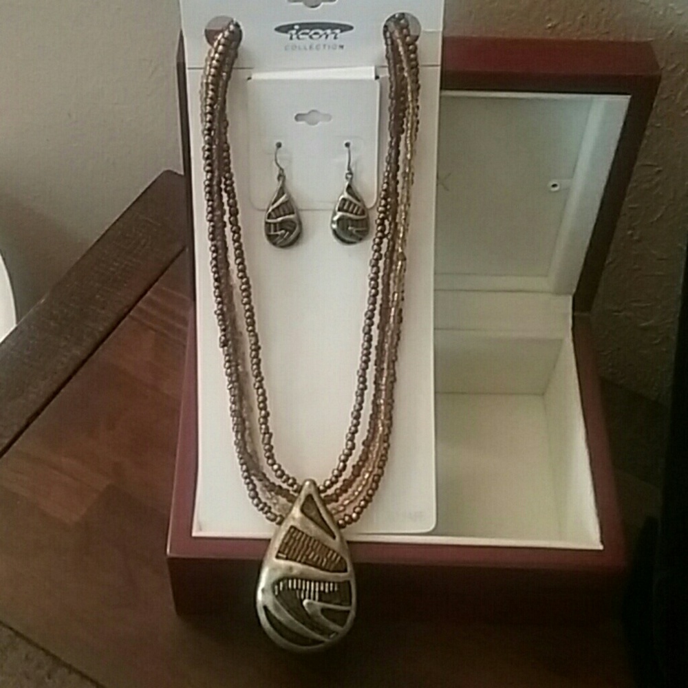 Beaded Necklace with Metal Pendant and Earring